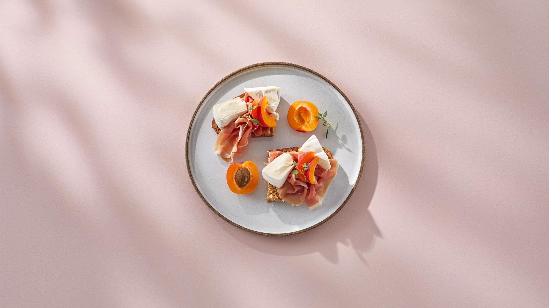 Sandwich med brie, serrano og abrikos