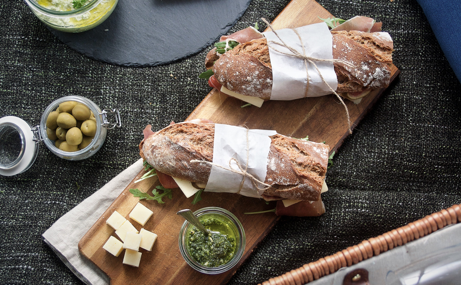 Picnicsandwich med modnet havarti og parmaskinke