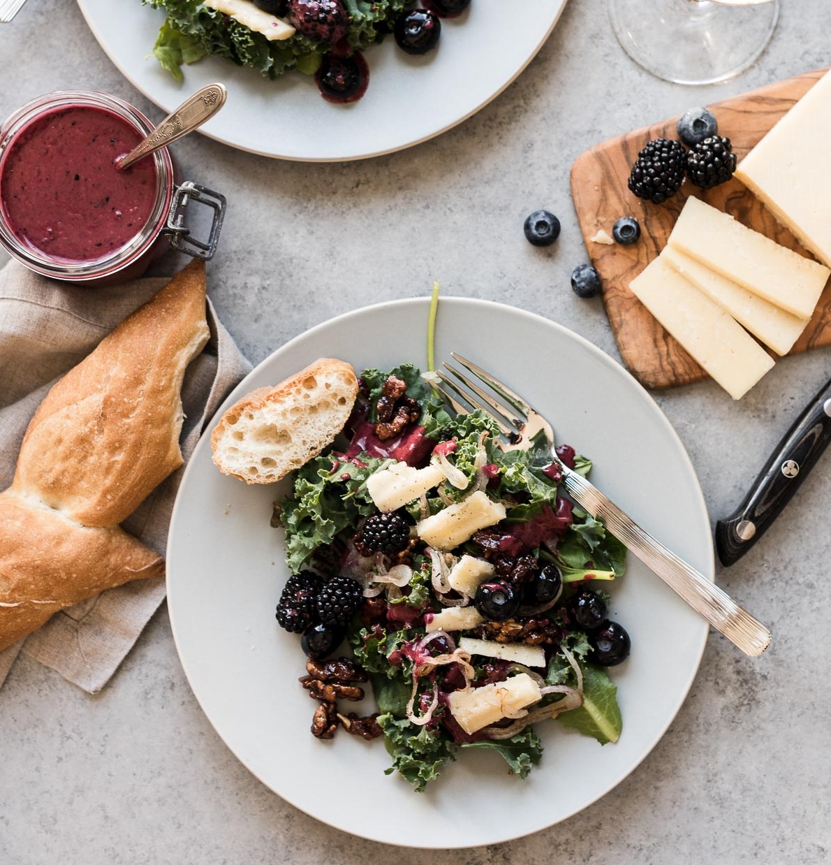 Brombær- og blåbærkålsalat med Aged Havarti og bærvinaigrette
