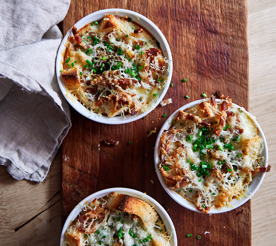 Brødmuffins med cheddar, æg og bacon