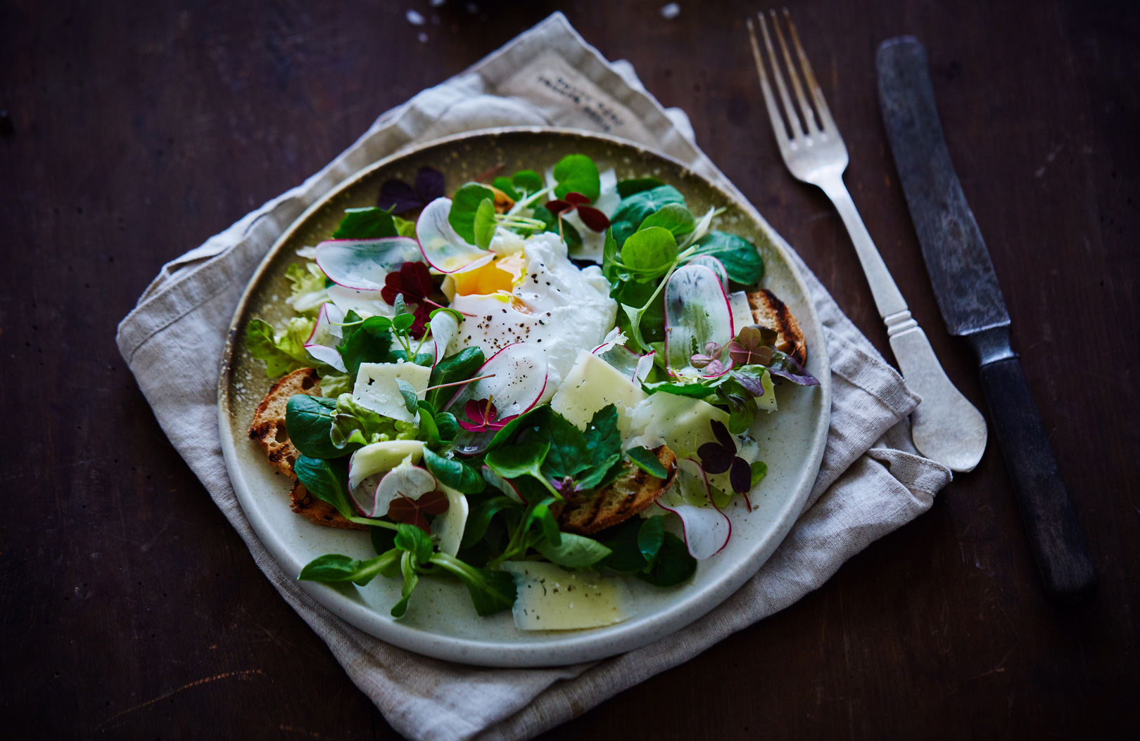 Forårssalat med pocheret æg, Cheddar og croutoner