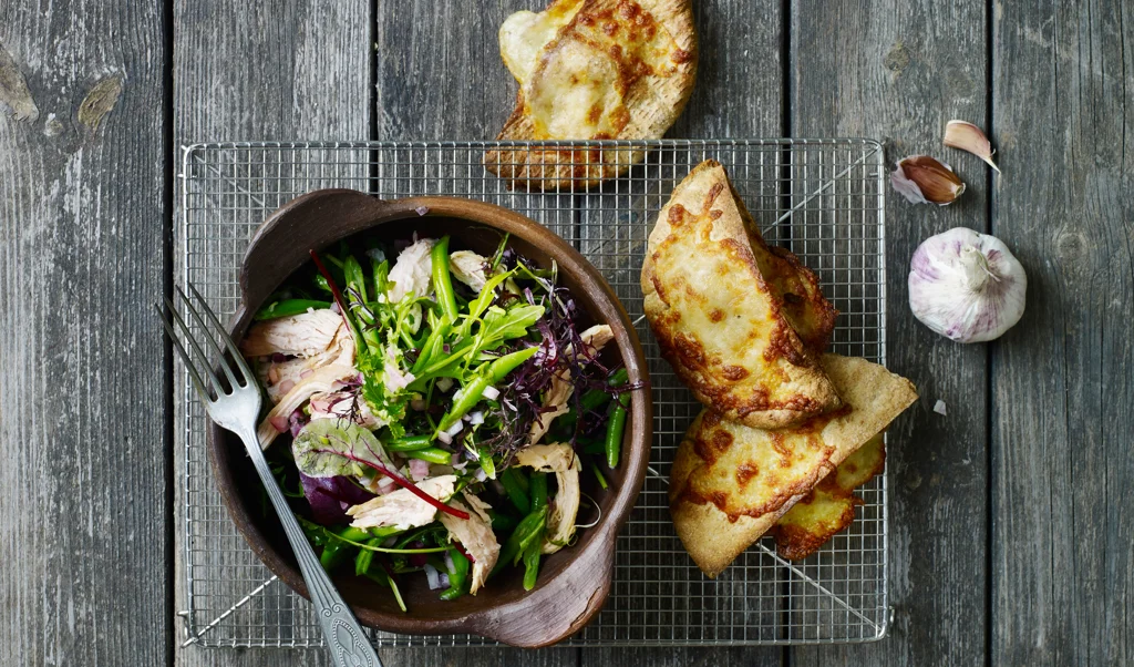 Kyllingesalat og hvidløgsbrød med ost