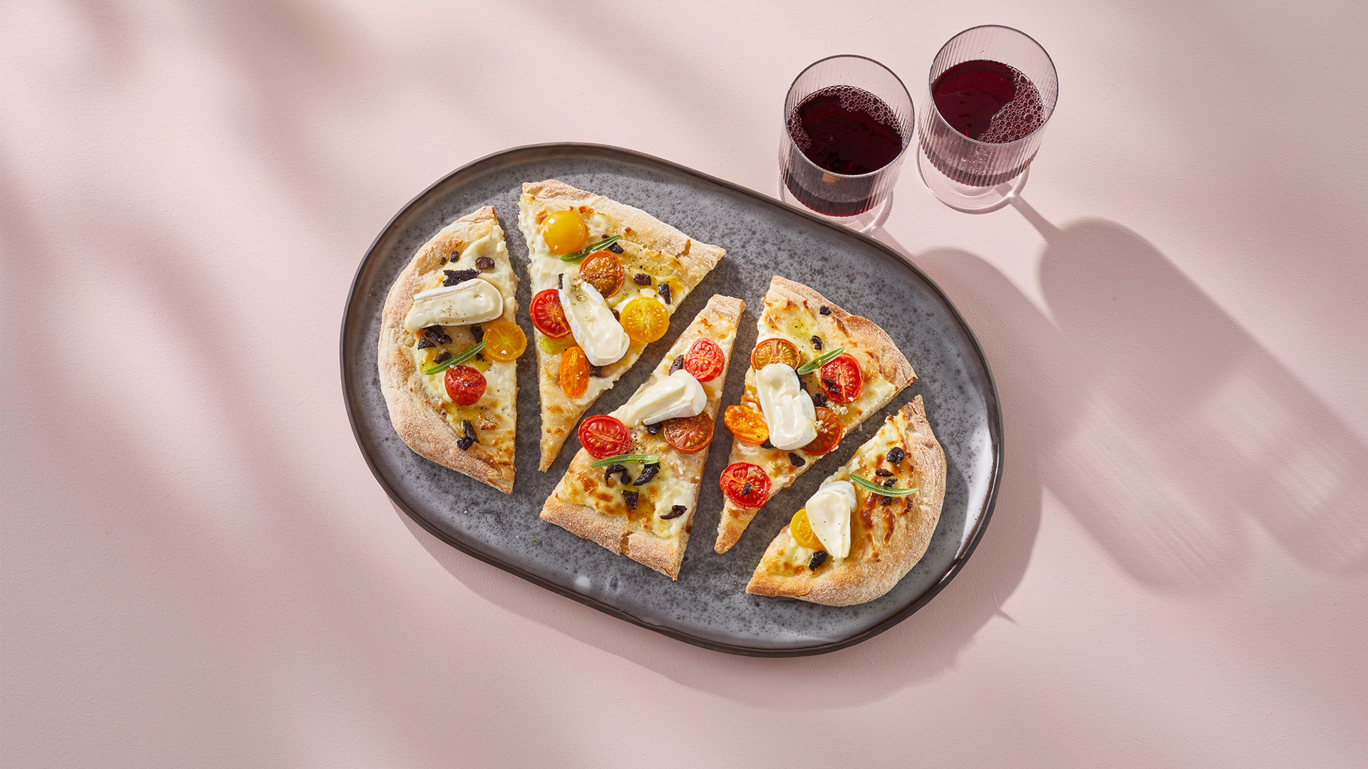 Pinsa med mascarpone, tomater, brie og oliven