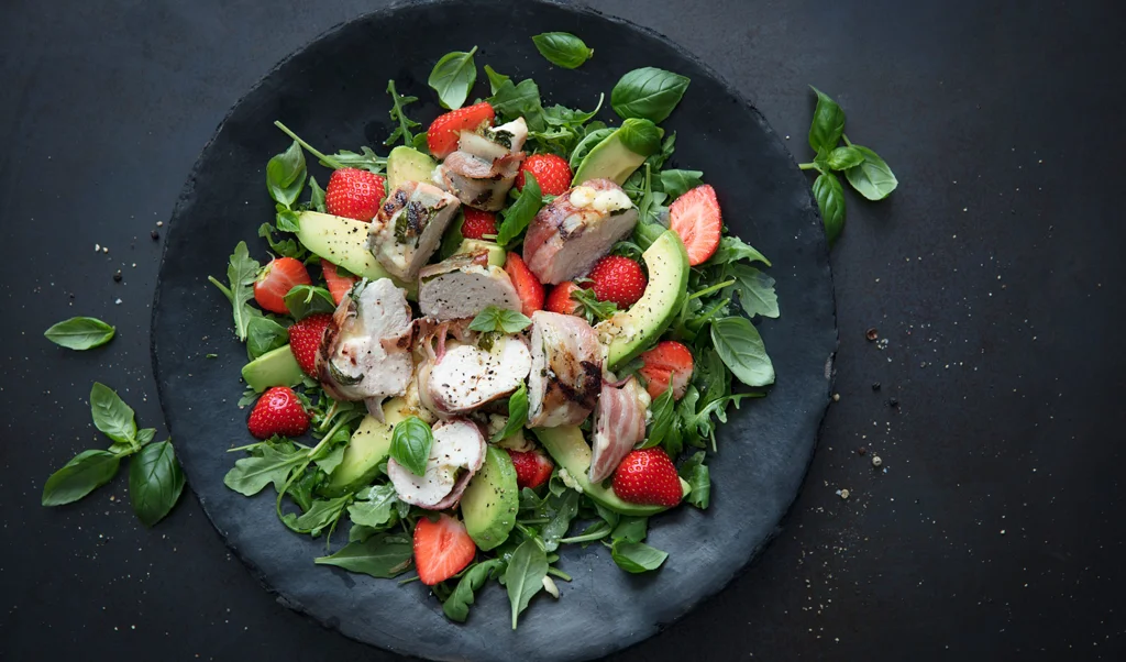 Salad with grilled chicken, strawberries and Cheddar