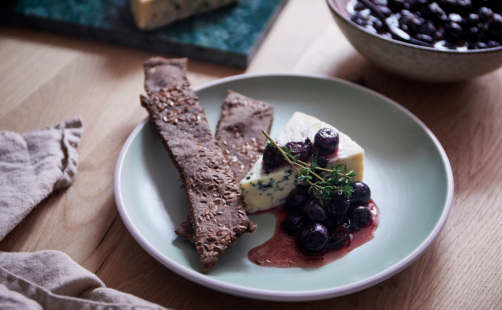 Danablu med blåbær, timian og maltknækbrød