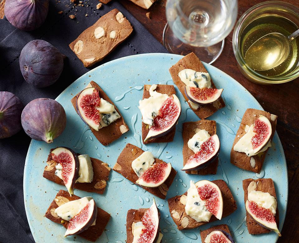 Gingerbread cookies with blue cheese, fresh figs and honey