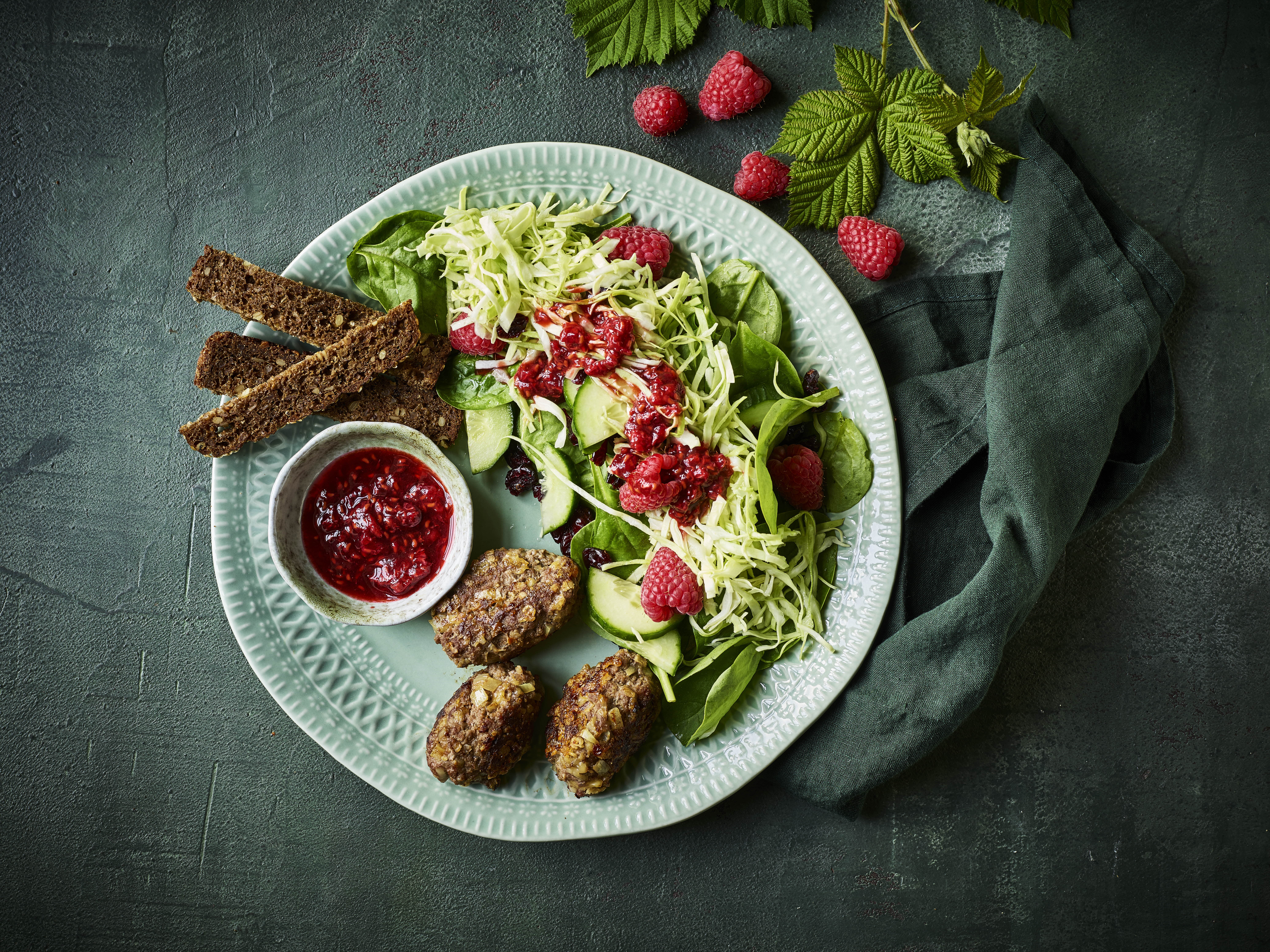 Kjøttboller av storfe med bringebærsalat