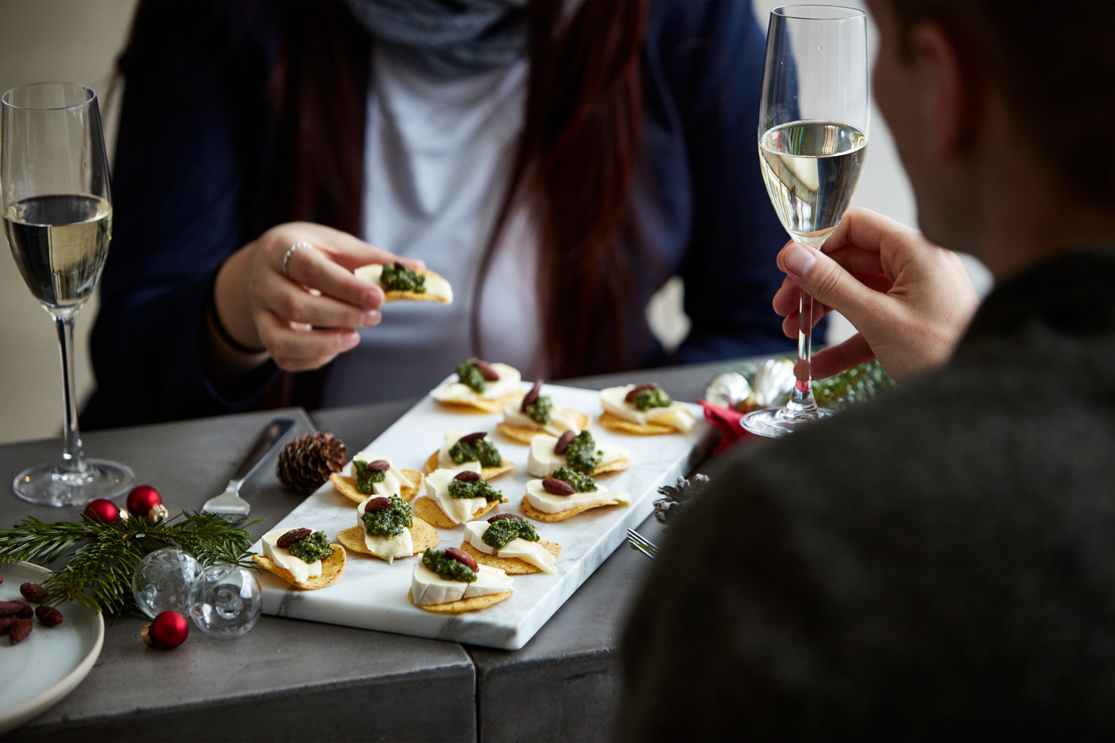 Tortillasnack med hvitmuggost og grønn pesto
