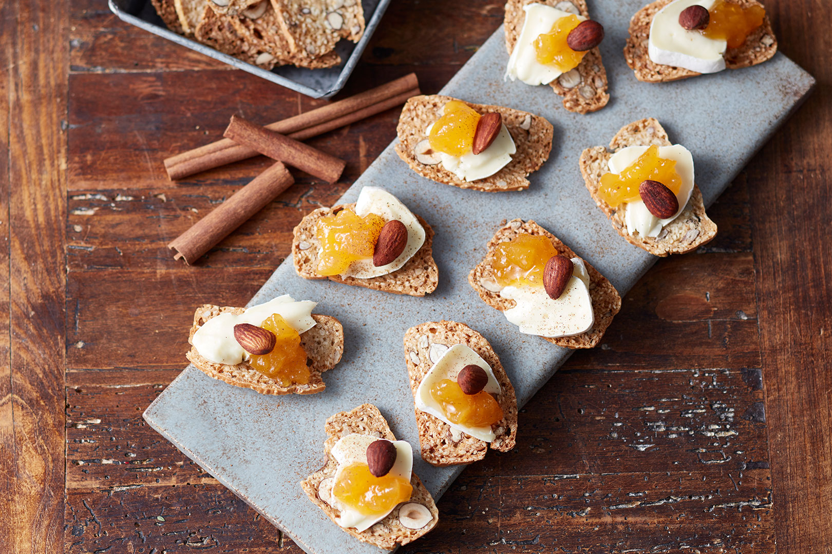 Hvitmuggost med smørristede kanelmandler