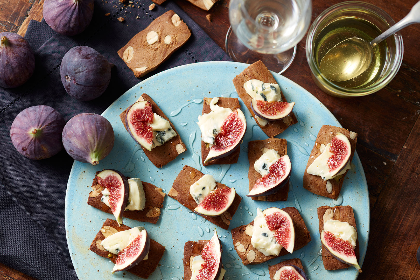 Gingerbread cookies with blue cheese, fresh figs and honey