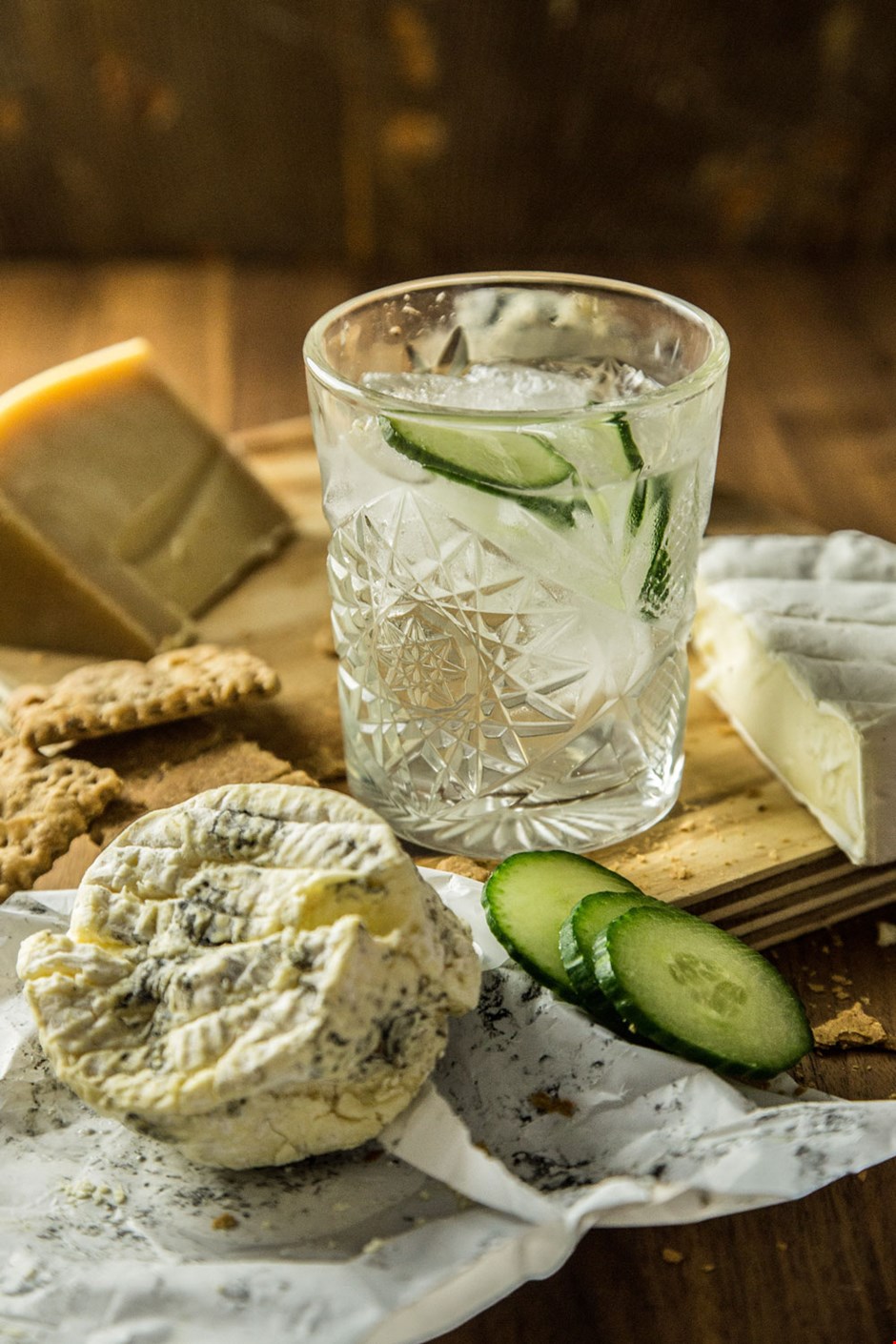 how-to-pair-cheese-and-cocktails-gin-and-tonic.jpg